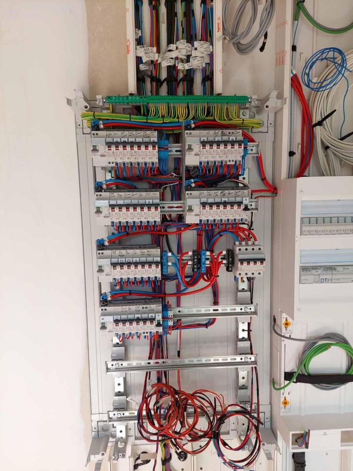 Comment choisir le bon disjoncteur pour mon tableau électrique ? Fontainebleau